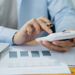 Rodrigo Balassiano orienta que, ao analisar o histórico de um gestor de FIDC, é essencial observar sua experiência, desempenho passado e capacidade de gestão de riscos.