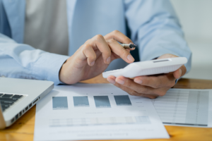 Rodrigo Balassiano orienta que, ao analisar o histórico de um gestor de FIDC, é essencial observar sua experiência, desempenho passado e capacidade de gestão de riscos.