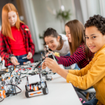 Sérgio Bento De Araújo mostra como a cultura maker desperta a curiosidade, a criatividade e o pensamento crítico dos estudantes.