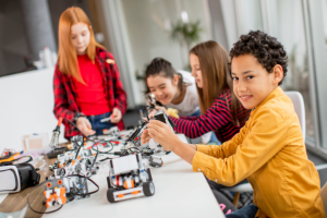 Sérgio Bento De Araújo mostra como a cultura maker desperta a curiosidade, a criatividade e o pensamento crítico dos estudantes.