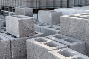 Normas técnicas aplicadas a blocos de concreto: O que o comprador precisa saber? Confira os principais requisitos de conformidade com a orientação de Valderci Malagosini Machado.