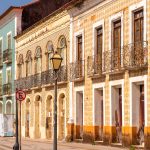 Fachadas coloniais coloridas com azulejos no Centro Histórico de São Luís, Maranhão.