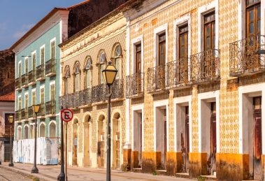 Fachadas coloniais coloridas com azulejos no Centro Histórico de São Luís, Maranhão.
