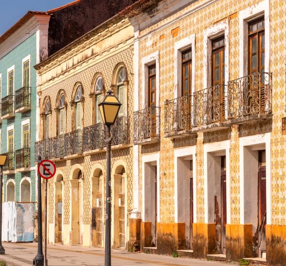 Fachadas coloniais coloridas com azulejos no Centro Histórico de São Luís, Maranhão.