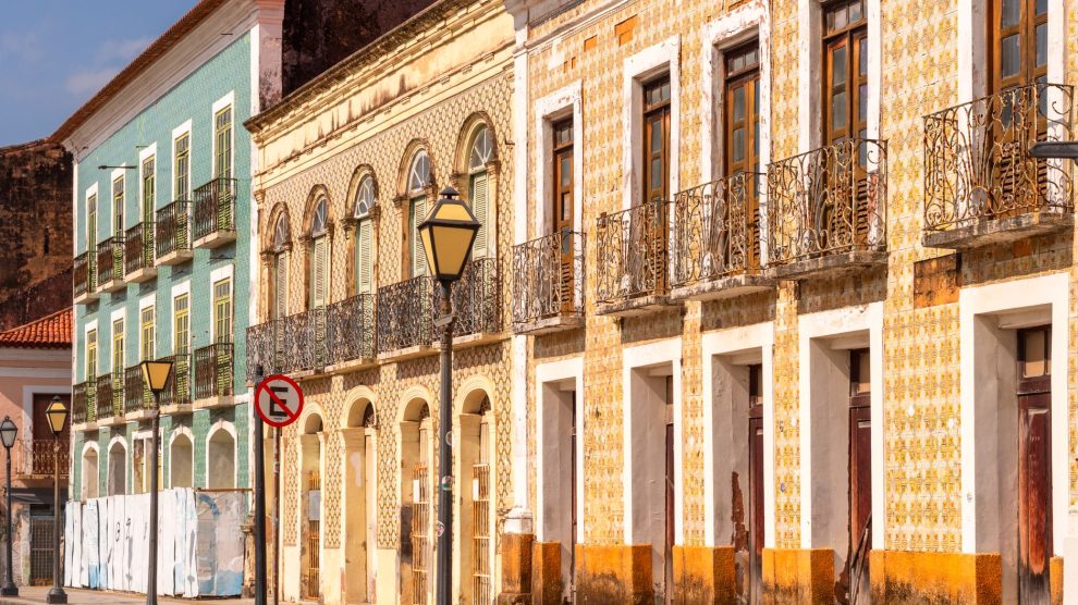 Fachadas coloniais coloridas com azulejos no Centro Histórico de São Luís, Maranhão.