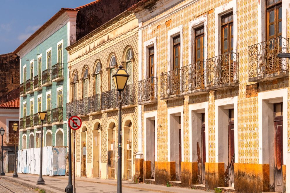 Fachadas coloniais coloridas com azulejos no Centro Histórico de São Luís, Maranhão.