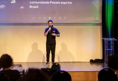 Homem fala ao microfone em um palco durante uma conferência no Brasil.