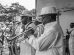 Banda de jazz se apresenta ao ar livre com saxofone e trompete.